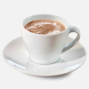 Kaffee mit Kakao in einer weißen Tasse