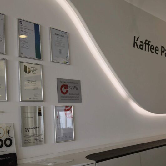 Auszeichnung von Kaffee Partner an einer Wand