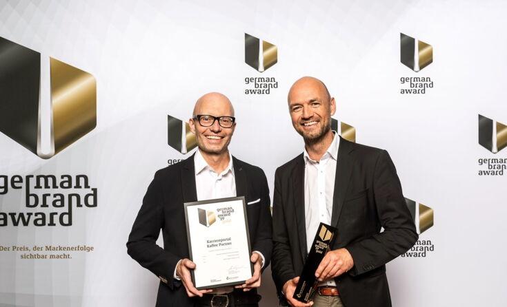 Bernd Heimann und Thore Brors erhalten den German Brand Award für Kaffee Partner